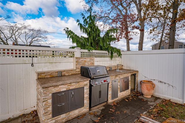 31 Boulevard Avenue, West Islip, NY 11795