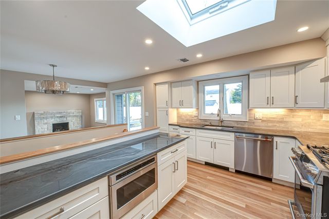 31 Boulevard Avenue, West Islip, NY 11795