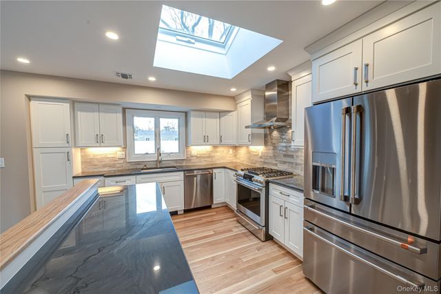 31 Boulevard Avenue, West Islip, NY 11795