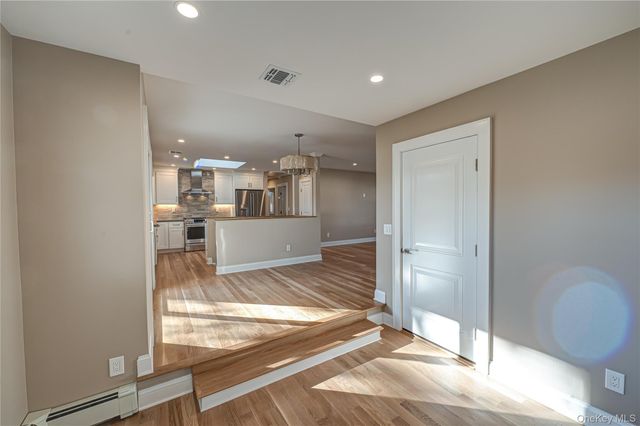 31 Boulevard Avenue, West Islip, NY 11795