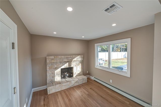 31 Boulevard Avenue, West Islip, NY 11795