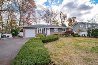 31 Boulevard Avenue, West Islip, NY 11795