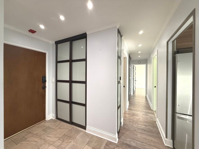 502 W Huntington Commons Road 438, Mount Prospect, IL 60056