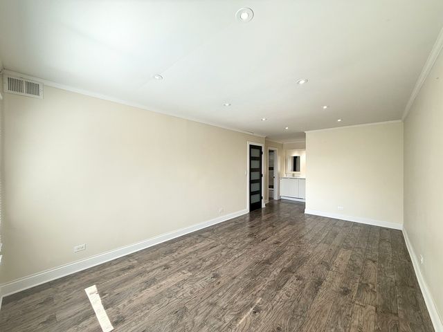 502 W Huntington Commons Road 438, Mount Prospect, IL 60056