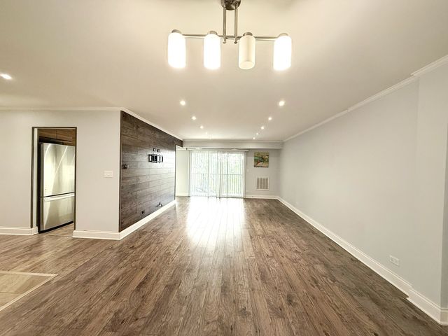 502 W Huntington Commons Road 438, Mount Prospect, IL 60056
