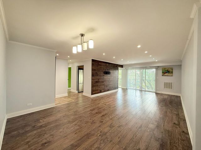 502 W Huntington Commons Road 438, Mount Prospect, IL 60056