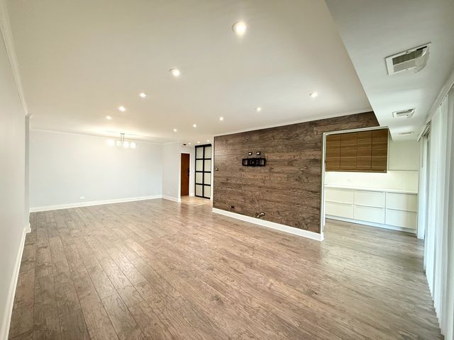 502 W Huntington Commons Road 438, Mount Prospect, IL 60056