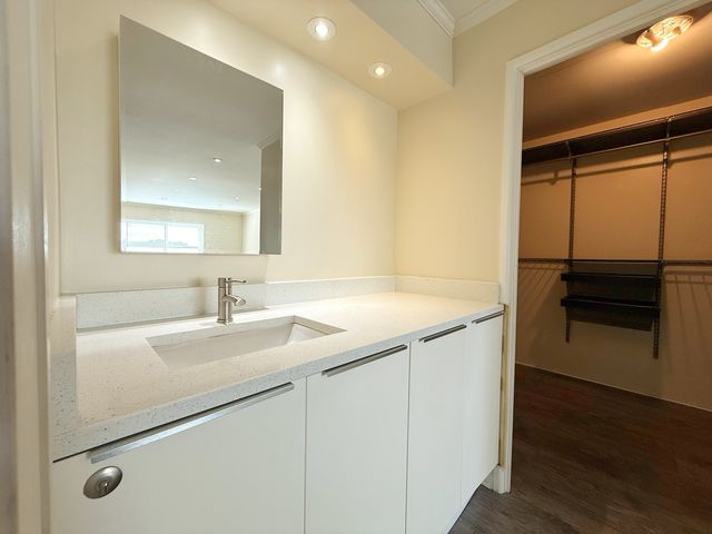 502 W Huntington Commons Road 438, Mount Prospect, IL 60056