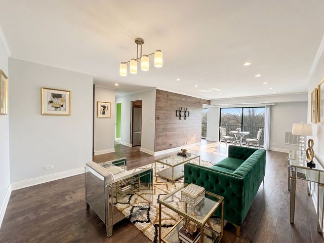 502 W Huntington Commons Road 438, Mount Prospect, IL 60056