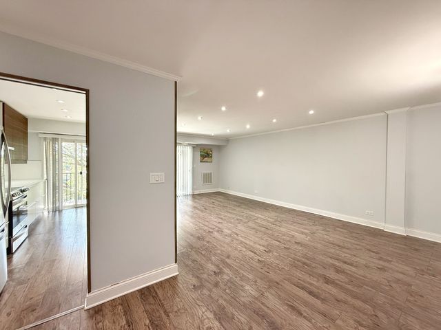 502 W Huntington Commons Road 438, Mount Prospect, IL 60056