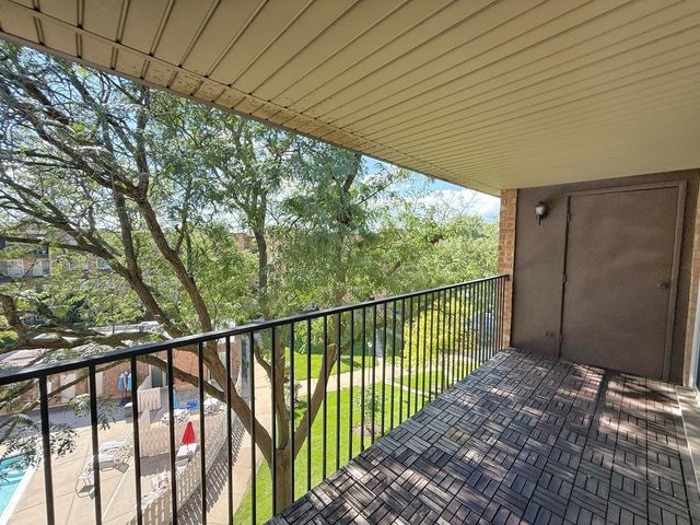 502 W Huntington Commons Road 438, Mount Prospect, IL 60056