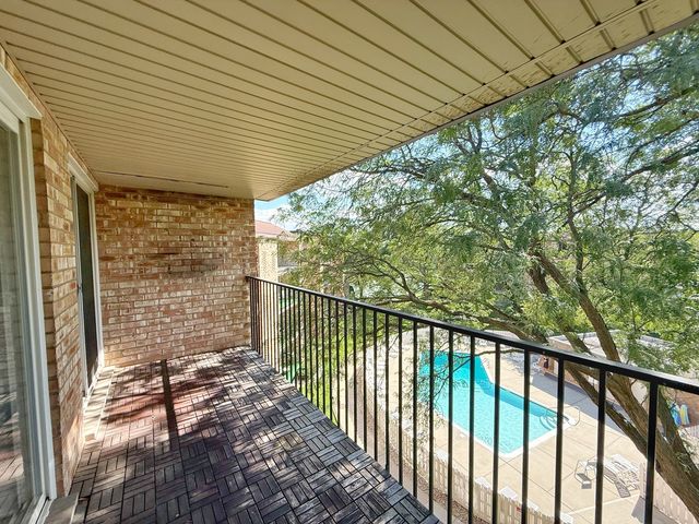 502 W Huntington Commons Road 438, Mount Prospect, IL 60056