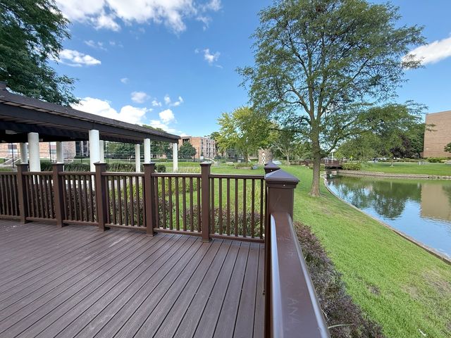 502 W Huntington Commons Road 438, Mount Prospect, IL 60056