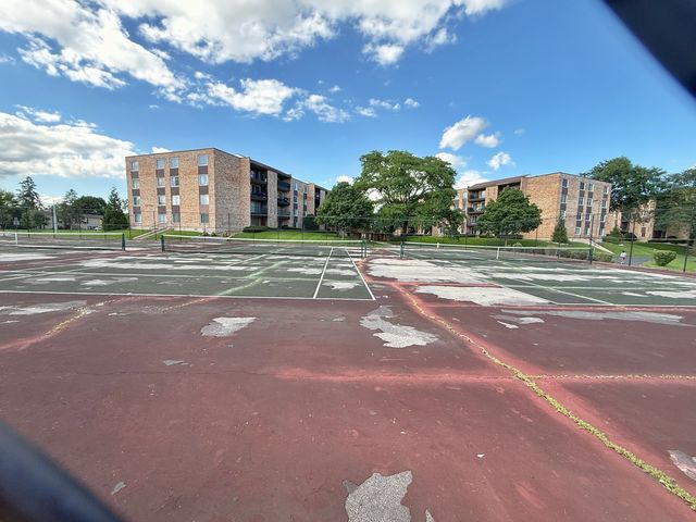502 W Huntington Commons Road 438, Mount Prospect, IL 60056