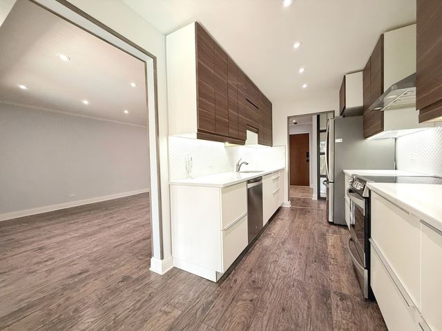 502 W Huntington Commons Road 438, Mount Prospect, IL 60056