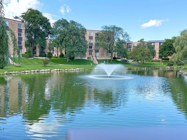 502 W Huntington Commons Road 438, Mount Prospect, IL 60056