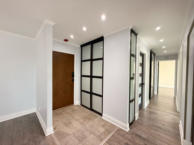 502 W Huntington Commons Road 438, Mount Prospect, IL 60056