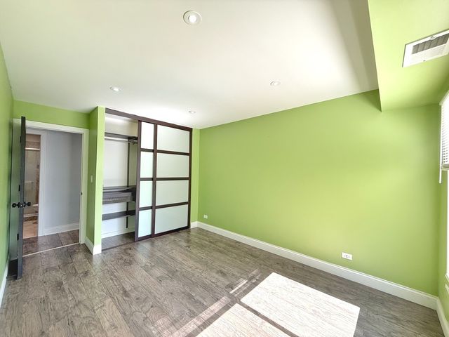 502 W Huntington Commons Road 438, Mount Prospect, IL 60056