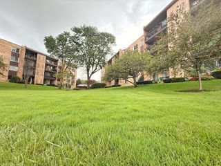 502 W Huntington Commons Road 438, Mount Prospect, IL 60056