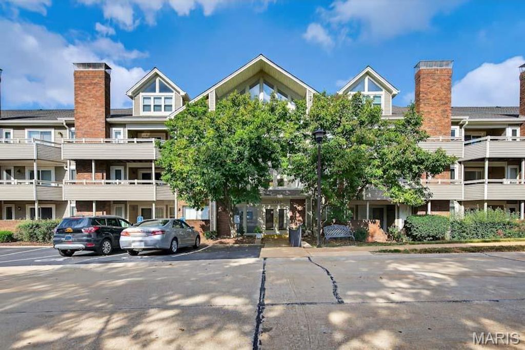 1033 Wilton Royal Drive 204, Creve Coeur, MO 63146