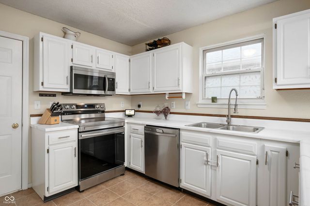 8136 Maple Stream Lane, Indianapolis, IN 46217