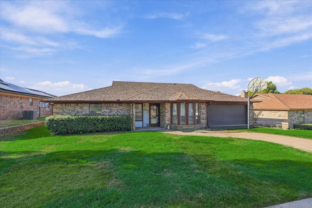 932 Clear View, Bedford, TX 76021 — exterior