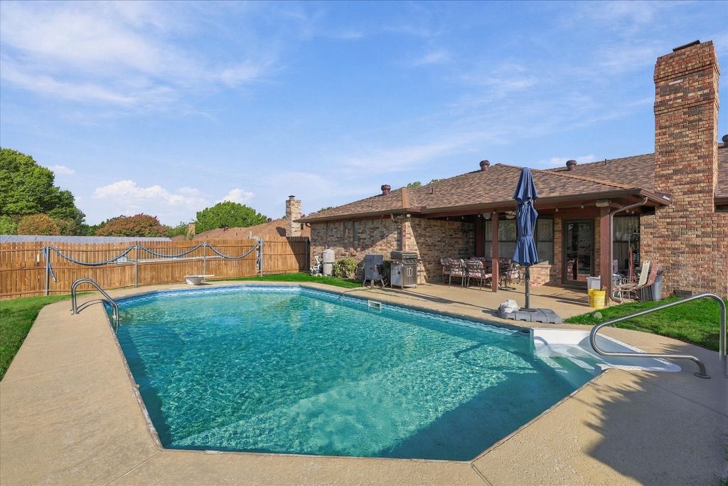 932 Clear View, Bedford, TX 76021 — photo 2