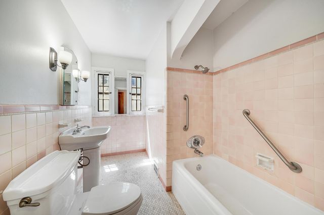 1525 Asbury Street, Saint Paul, MN 55108