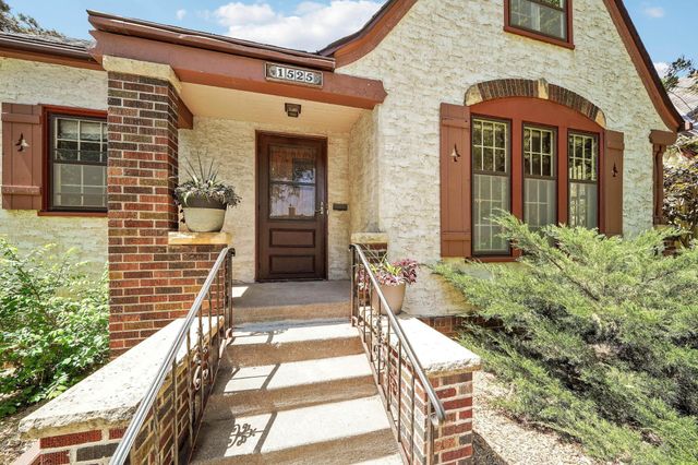 1525 Asbury Street, Saint Paul, MN 55108
