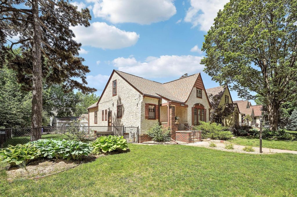 1525 Asbury Street, Saint Paul, MN 55108