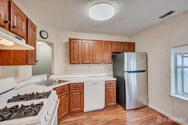 2 Farnham Square, Sayreville, NJ 08859
