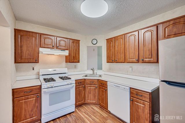 2 Farnham Square, Sayreville, NJ 08859