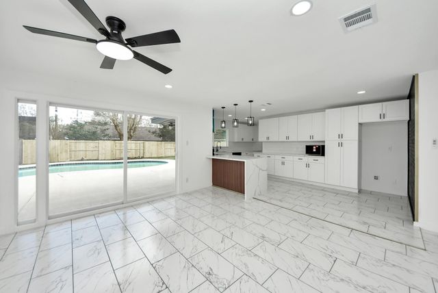 1418 San Sebastian Lane, Nassau Bay, TX 77058