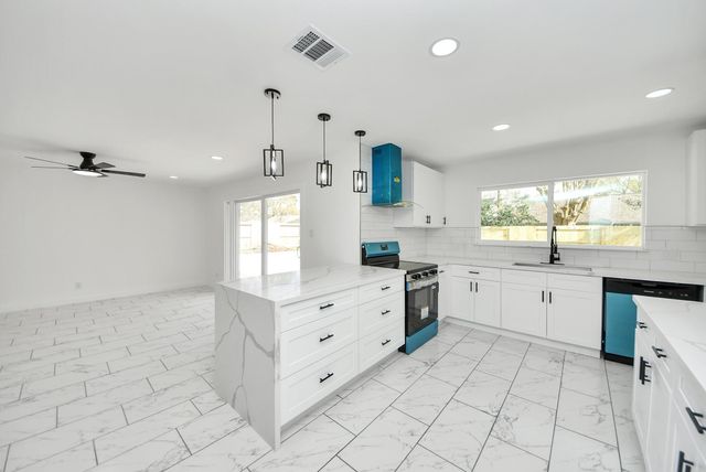 1418 San Sebastian Lane, Nassau Bay, TX 77058