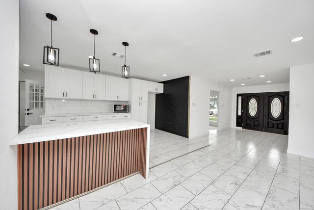 1418 San Sebastian Lane, Nassau Bay, TX 77058