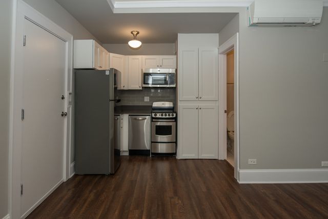 817 W Lakeside Place 206, Chicago, IL 60640