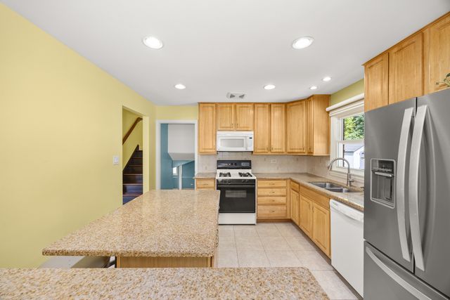 9070 Shady Lane, Hickory Hills, IL 60457