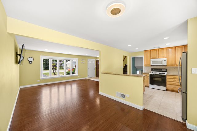 9070 Shady Lane, Hickory Hills, IL 60457