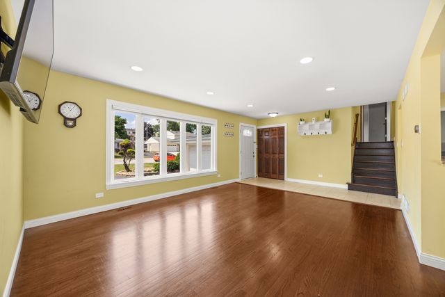 9070 Shady Lane, Hickory Hills, IL 60457