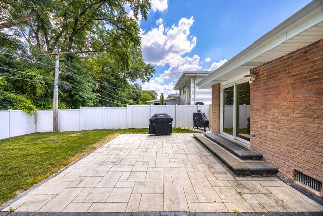 9070 Shady Lane, Hickory Hills, IL 60457