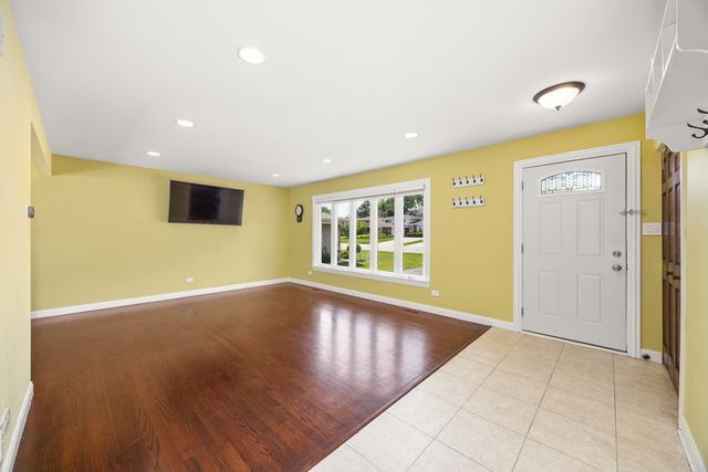9070 Shady Lane, Hickory Hills, IL 60457