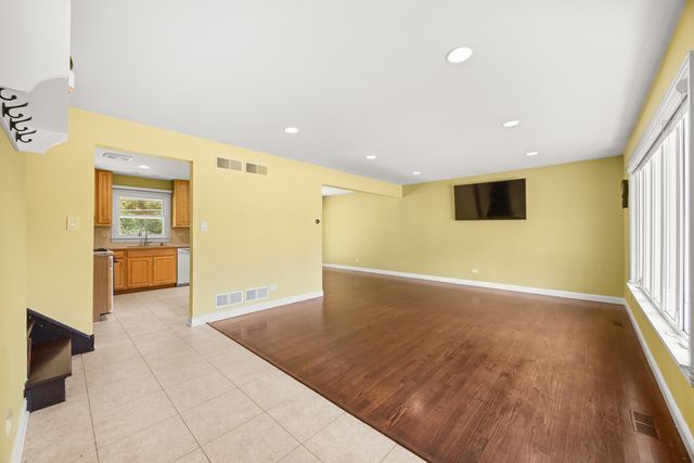 9070 Shady Lane, Hickory Hills, IL 60457