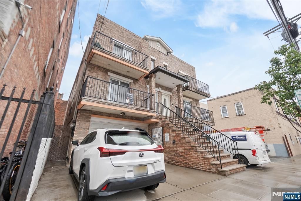 2705 Central Avenue, Union City, NJ 07087