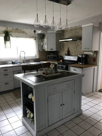 17 Skyridge Ln, Springfield, MA 01128