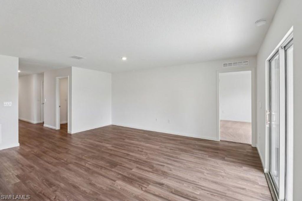 Image 9 of property listing at 925 JACARANDA PKWY E, Cape Coral, FL 33909