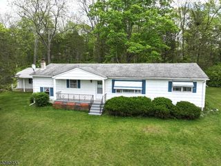 5 Bear Ln, Hampton Twp., NJ 07860