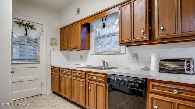 2078 Lakeside Dr, Louisville, KY 40205