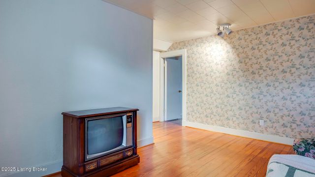 2078 Lakeside Dr, Louisville, KY 40205