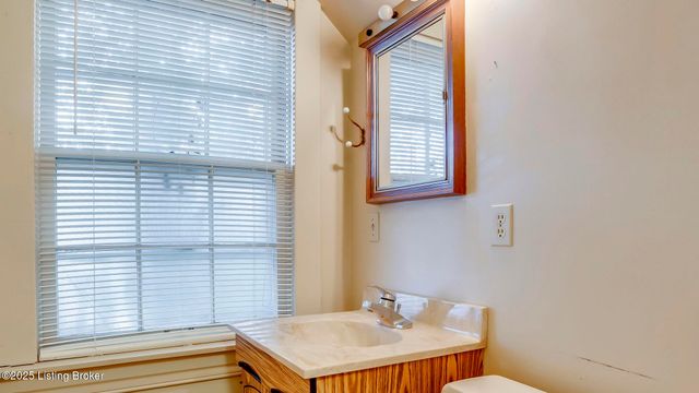 2078 Lakeside Dr, Louisville, KY 40205