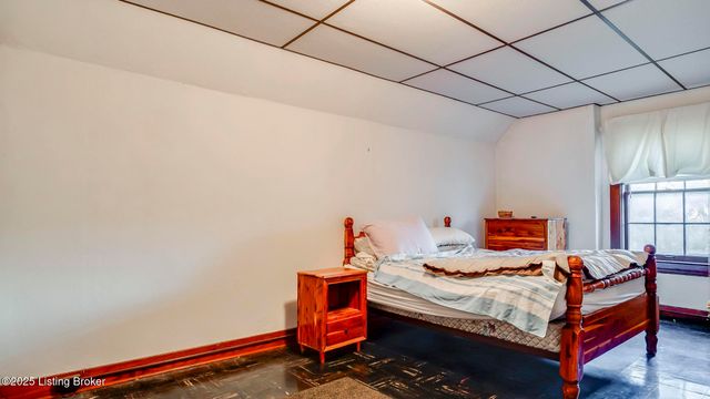 2078 Lakeside Dr, Louisville, KY 40205